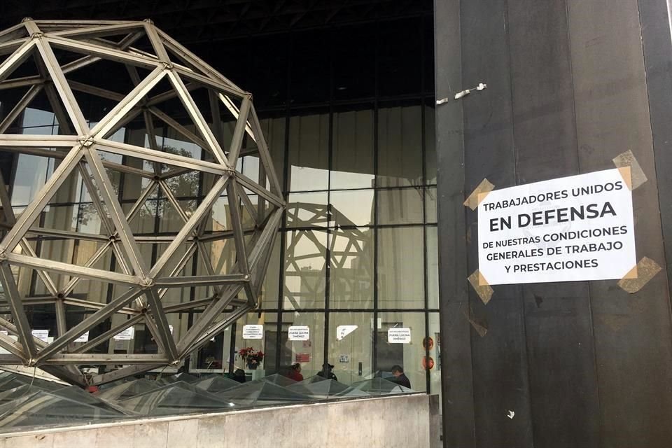 Desde esta mañana, trabajadores adscritos a los 18 sindicatos de la dependencia han realizado cierres parciales y totales en recintos.