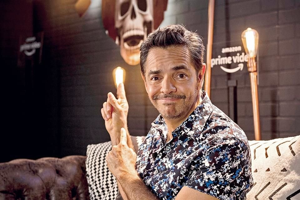 Eugenio Derbez conduce 'LOL: Last One Laughing'.