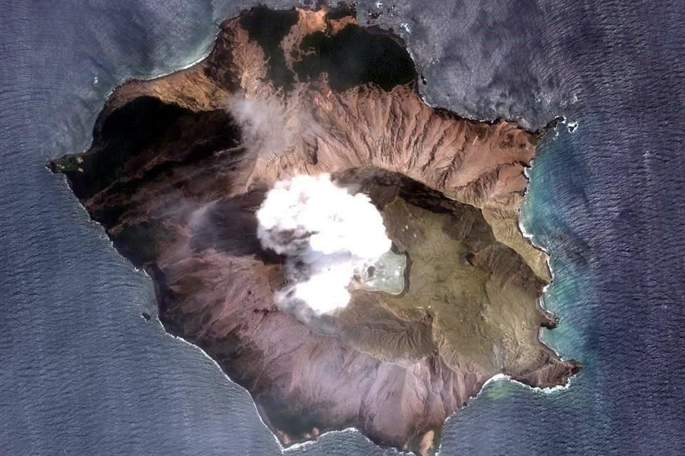 El número de víctimas mortales por la erupción del volcán Whakaari, en Nueva Zelanda, se elevó a ocho, informaron fuentes oficiales.
