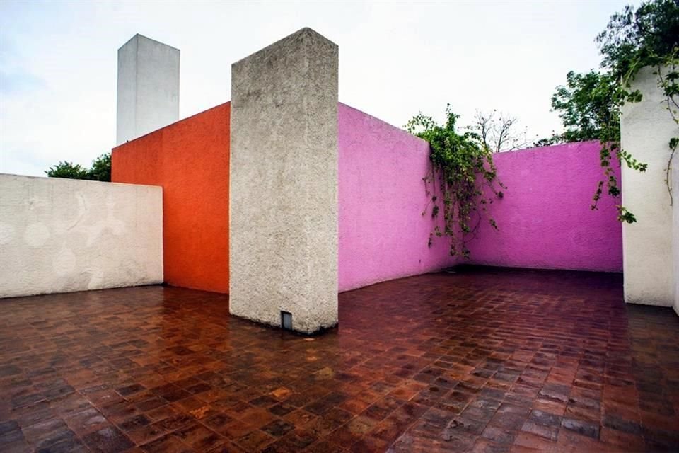 La Casa Estudio Luis Barragán, construida en 1948, fue declarado Patrimonio de la Humanidad por la UNESCO, en donde el vestíbulo principal y la biblioteca son los dos grandes generadores espaciales.