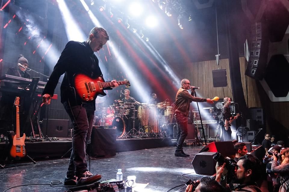 Julio Briceño, líder de Los Amigos Invisibles, mostró energía todo el concierto en el Plaza Condesa.