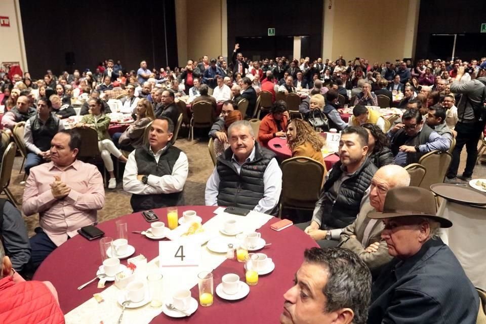 En un salón de Cintermex, alrededor de 600 tricolores acudieron a la invitación del ex legislador federal.