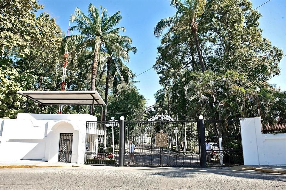 Adán Augusto López, de Morena, anunció que invertirá recursos propios para remodelar y habitar la Quinta Grijalva en Tabasco.