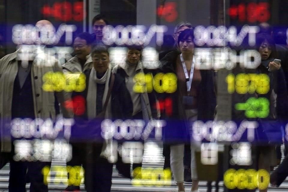 La Bolsa de Tokio cayó este lunes tras subir 2.5 por ciento el viernes pasado, antes del acuerdo comercial parcial entre EU y China.