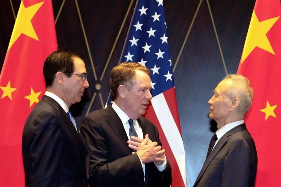 Robert Lighthizer (centro), representante comercial de Estados Unidos, dijo que se está discutiendo la fecha para la rúbrica formal del pacto por altos funcionarios de ambos países.