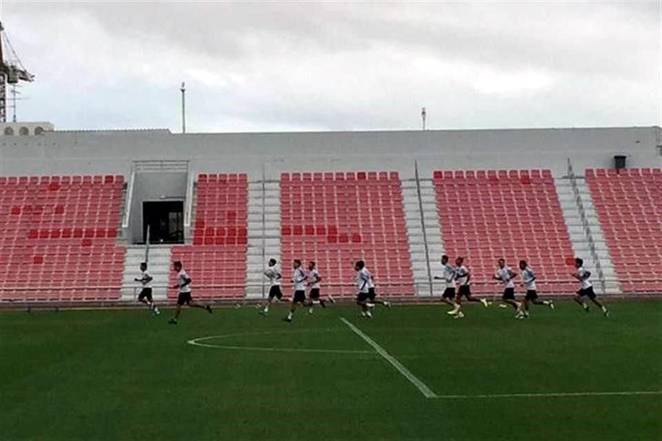 El cuadro albiazul entrenó segundo día consecutivo en las instalaciones del Al Arabi Sport Club.