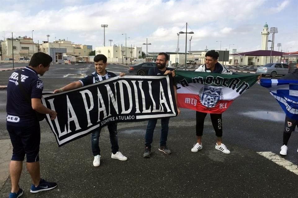 Seguidores del Monterrey saben de la trascendencia del duelo de este miércoles, por lo que no han dejado de apoyar al cuadro albiauzl.