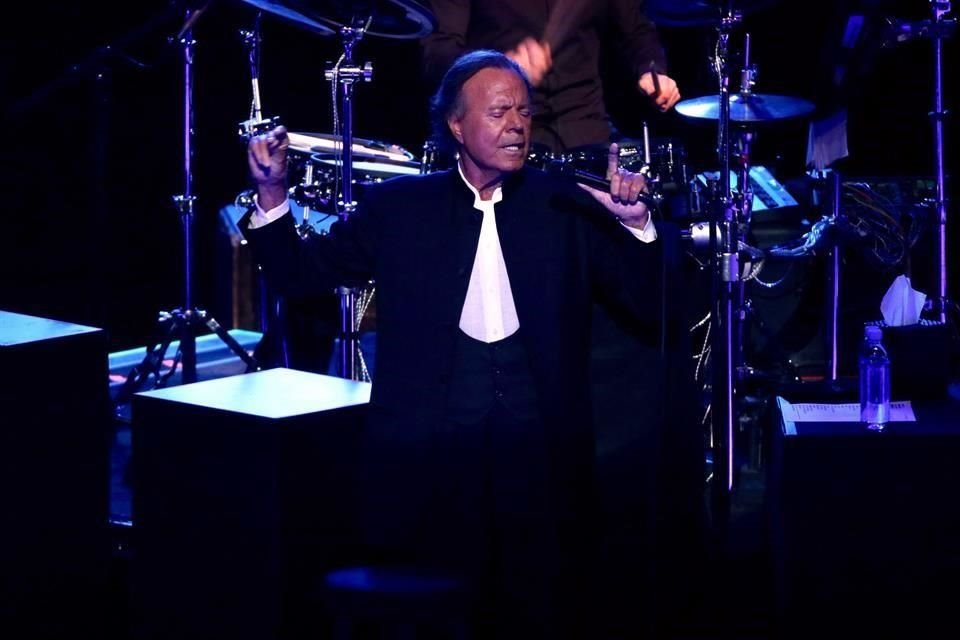 Julio Iglesias y la Fundación cultural Latin Grammy anunciaron este lunes una beca por un valor de hasta 200 mil dólares.