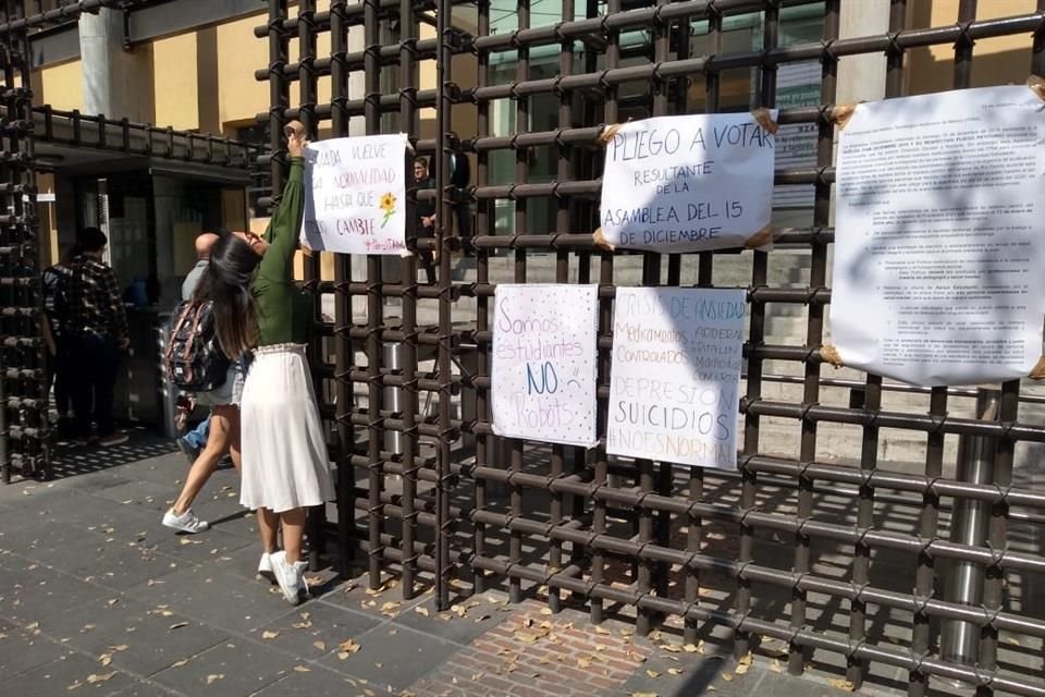 Mientras este grupo protestaba silenciosamente a la entrada, la mayoría de los alumnos que acudió hoy al ITAM continuaron con sus actividades normales.