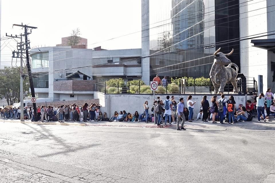 Los fanáticos llevan horas esperando afuera del hotel donde se hospeda Mendes.