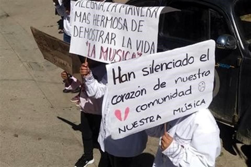 Con pancartas, niñas, niños y jóvenes de San Pedro y San Pablo Ayutla han exigido justicia ante el robo de sus instrumentos.