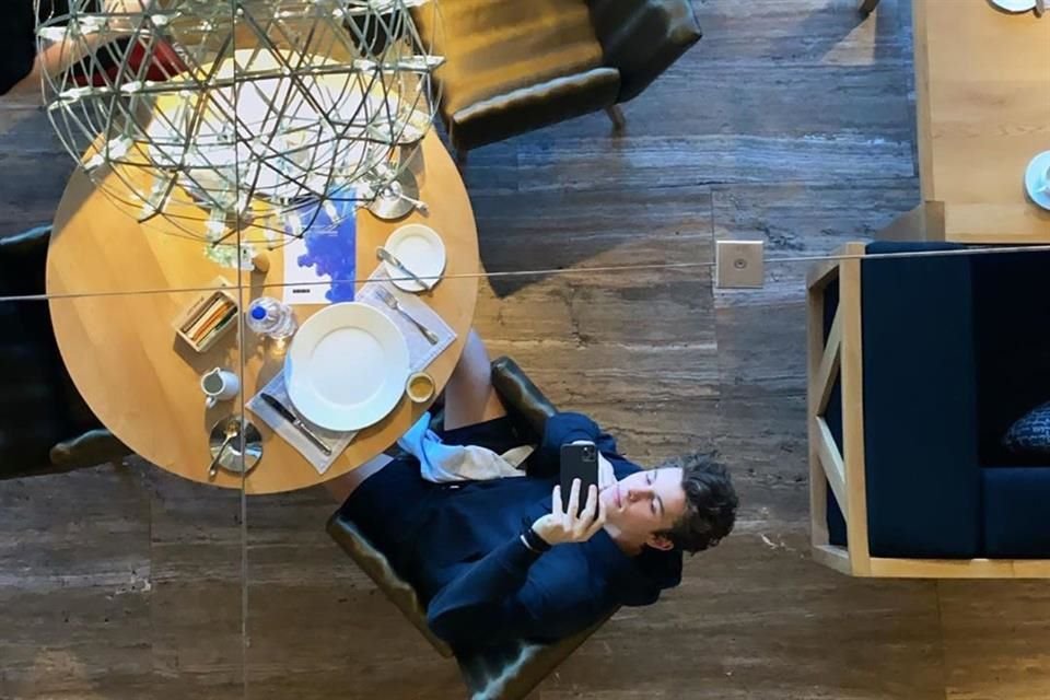 El lunes desde temprano, decenas de fans esperaban a Shawn Mendes, quien desayunó en el hotel y se ejercitó en un gimnasio.