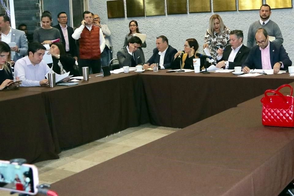 En la Comisión Anticorrupción se frenó el dictamen que presentó su presidente, Bonifacio de la Garza (segundo de izq. a der.).
