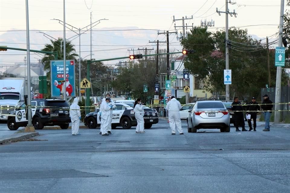 Los peritos buscan evidencias junto al auto de la víctima, quien fue atacada en Israel Cavazos.