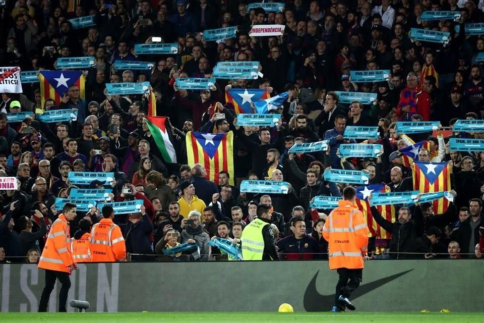 La afición culé no perdió oportunidad y se manifestó de esta manera.