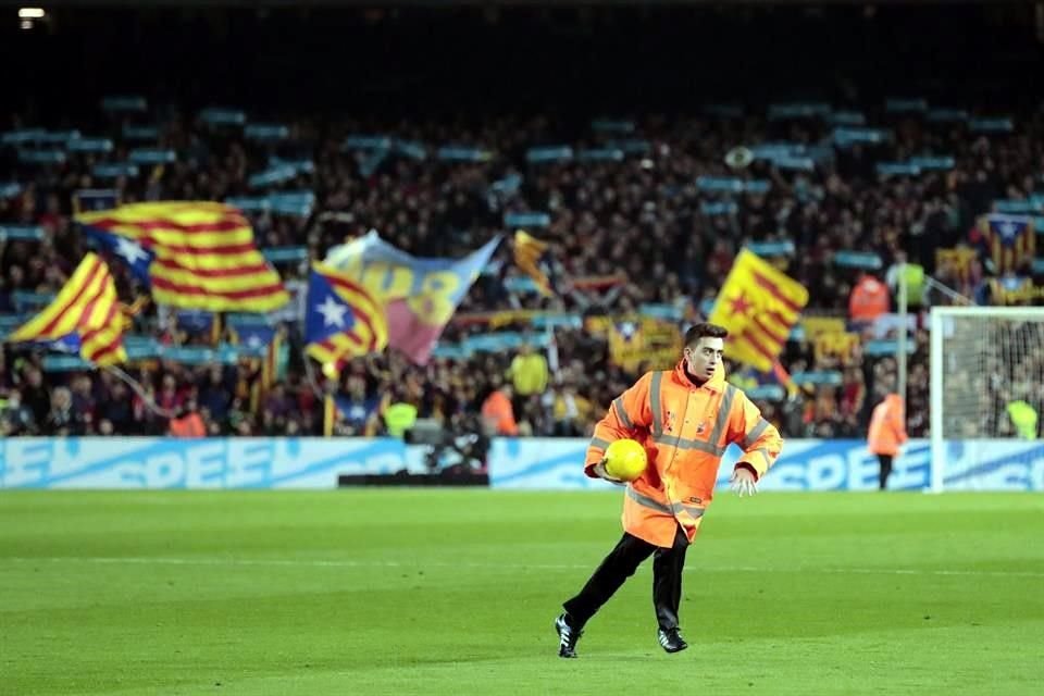 En la parte complementaria, el partido tuvo que suspenderse unos minutos, ya que se lanzaron un balón a la cancha, en forma de protesta.
