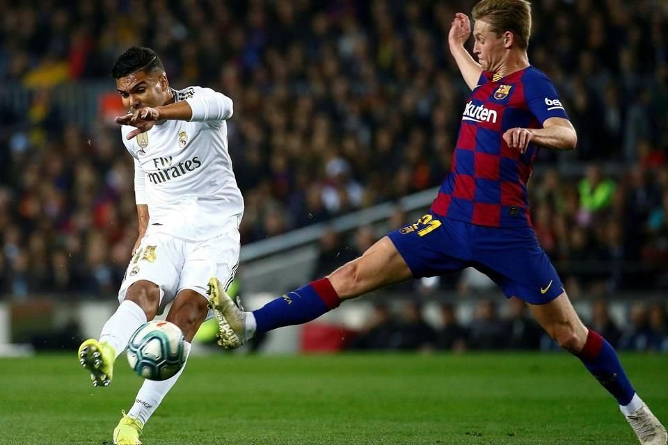 También Casemiro estuvo muy cerca de anotar, pero su cabezazo fue desviado en la línea de gol por Piqué.
