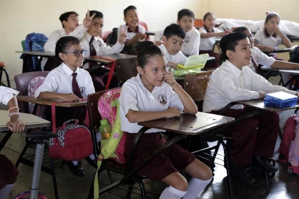 El documento sugiere que la reapertura de las escuelas debe ser segura y coherente con la respuesta general de cada país en materia de salud en el marco de Covid-19,  