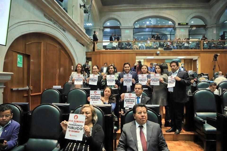 Los diputados mostraron ayer en el Pleno de la Legislatura Local carteles con el mensaje 'No al aumento al transporte público en el Edomex'.