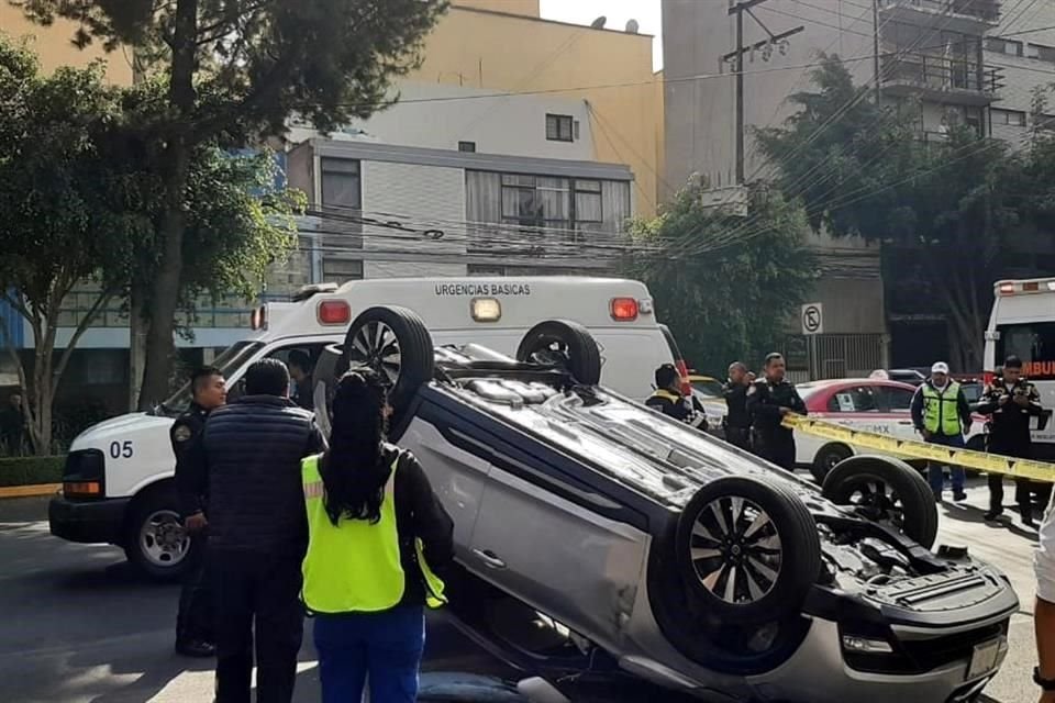 Testigos aseguraron que, al ir circulando a exceso de velocidad e intentar frenar, el conductor perdió el control y su vehículo se volcó.