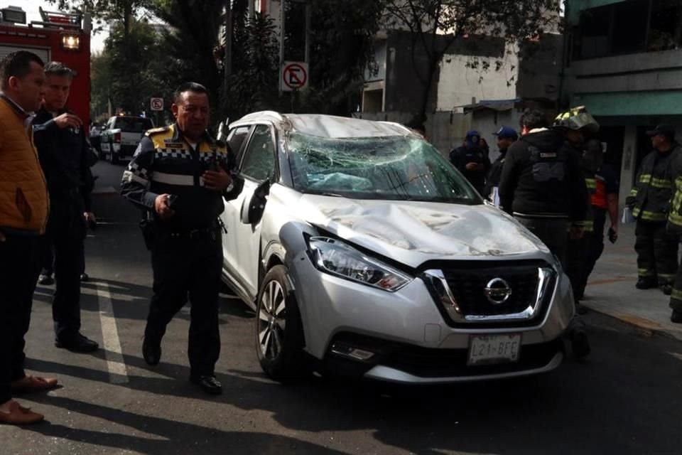 Bomberos lograron colocar en su posición correcta la camioneta