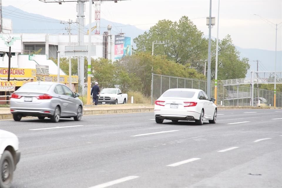 A la altura de El Ranchito, un hombre se arriesga a cruzar la carretera caminando.