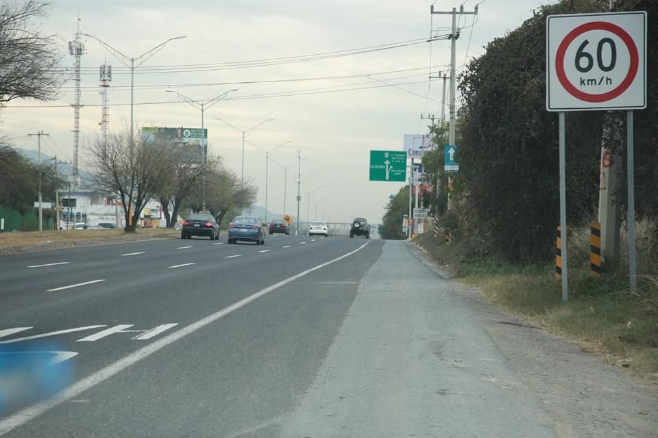 A lado de la carretera no hay banquetas para los peatones. 