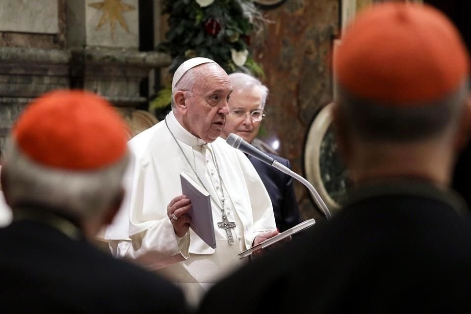 El Papa aceptó este sábado la renuncia como decano del colegio cardenalicio, Angelo Sodano, acusado de encubrir casos de abuso a niños por clérigos.