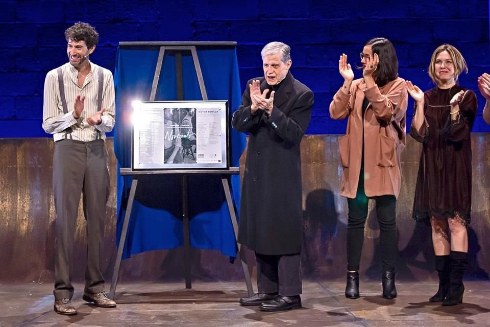 Héctor Bonilla (der.) apadrinó el cierre de temporada de 'Novecento', obra protagonizada por Benny.