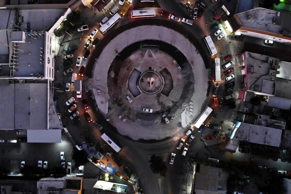 En el Obelisco de Juan Ignacio Ramón se redujo un carril para la construcción de una plaza pública, lo que complica la vialidad de camiones y autos particulares.