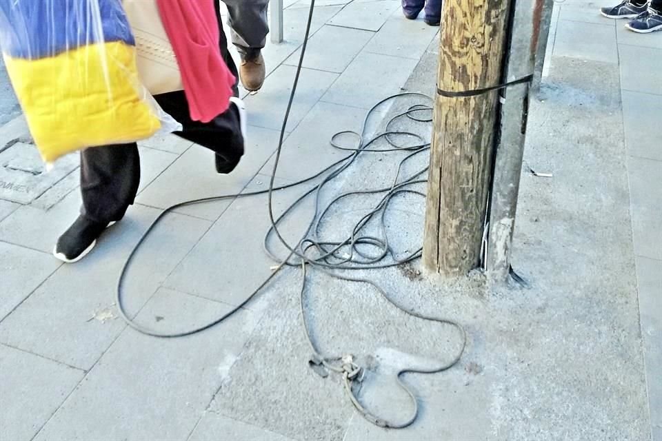 Los peatones que usan las nuevas banquetas ampliadas en el Centro se tipan con diversos obstáculos que los ponen en riesgo.