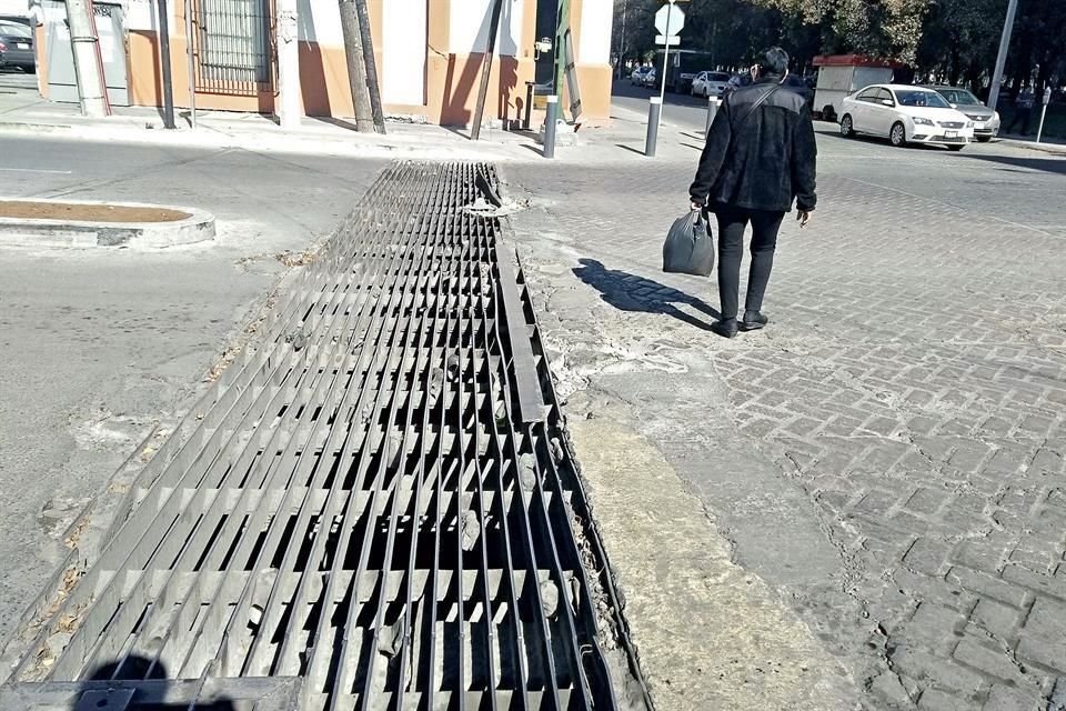 Los peatones que usan las nuevas banquetas ampliadas en el Centro se tipan con diversos obstáculos que los ponen en riesgo.