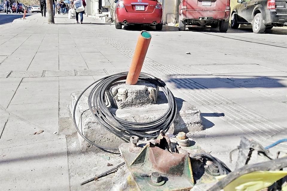 Los peatones que usan las nuevas banquetas ampliadas en el Centro se tipan con diversos obstáculos que los ponen en riesgo.