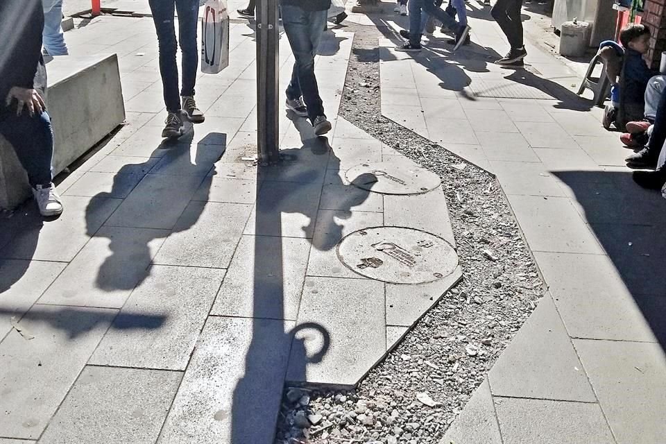 Los peatones que usan las nuevas banquetas ampliadas en el Centro se tipan con diversos obstáculos que los ponen en riesgo.
