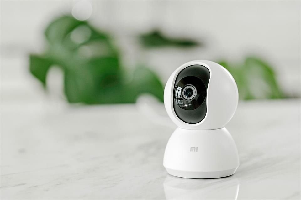 Grabación Full HD, visión de 360 grados del ambiente y visión nocturna están presentes en la Xiaomi Mi Home Security Camera 360°, con alerta inteligente de detección de movimiento.