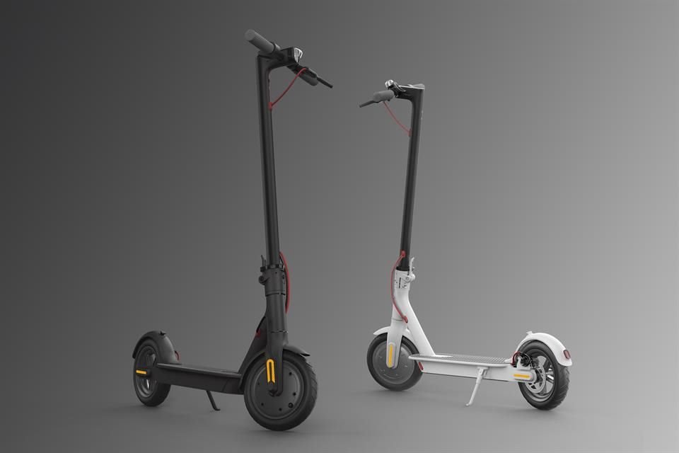 La propuesta de Xiaomi es que te compres su propio patín eléctrico. El Mi Scooter tiene batería para 30 kilómetros de distancia, un diseño plegable y cinco velocidades de marcha.