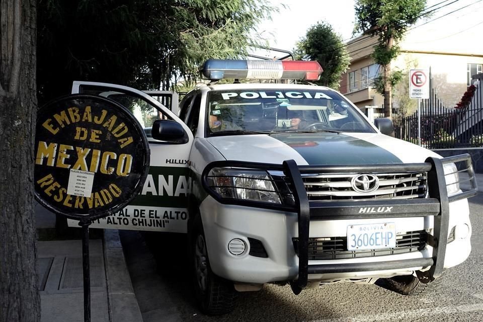 Bolivia justificó la vigilancia policial en la Embajada de México al señalar que hubo denuncias 'creíbles' de que organizaciones pretendían marchar hasta la residencia.