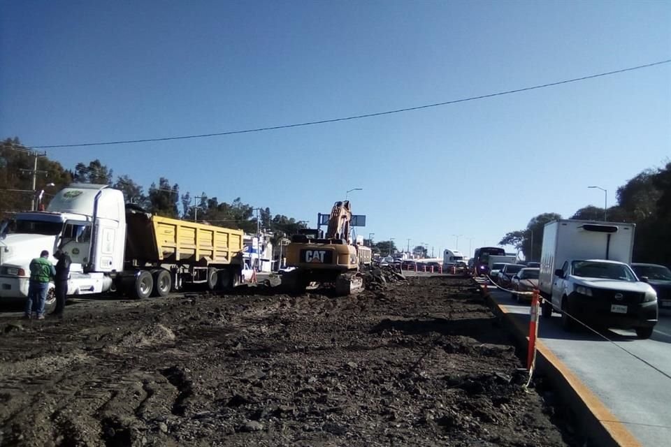 Pese a las vacaciones, en plena Navidad hubo atorón vial en Periférico, debido a obras viales.