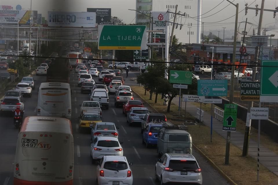 El tráfico en López Mateos Sur, de Periférico al entronque a Acatlán, se ha disparado en los últimos años.