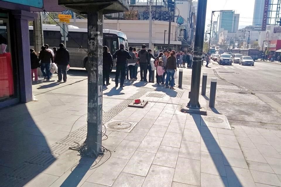 En un tramo de la Avenida Juárez, la banqueta ampliada luce con cables y mangueras sueltas y otros obstáculos.