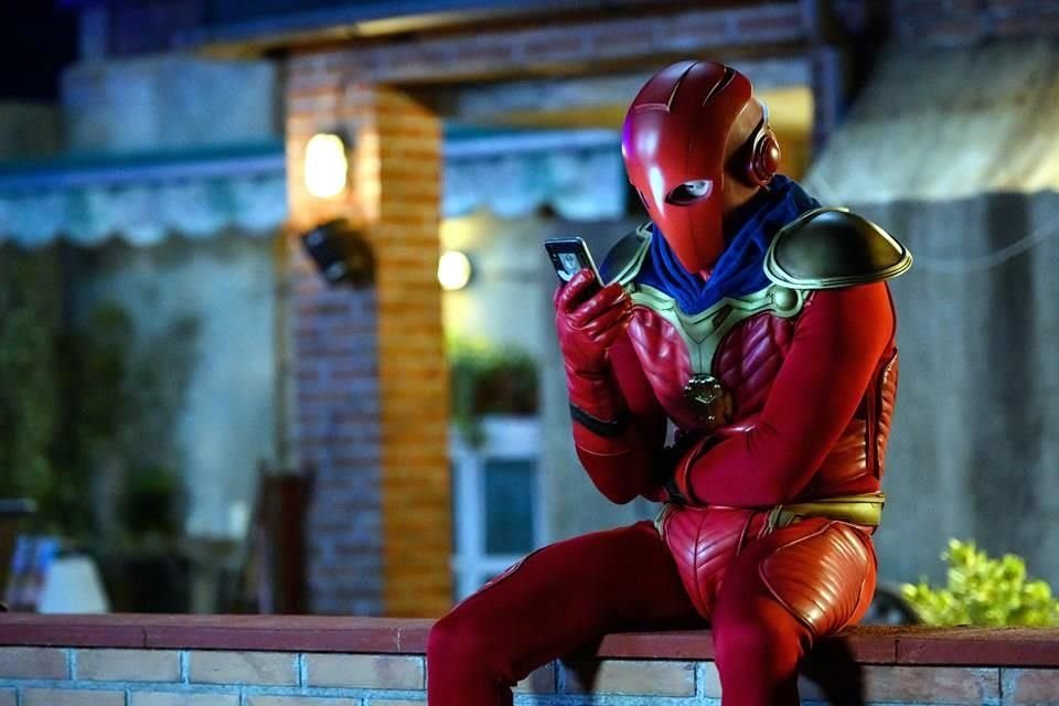 'El Vecino' es la historia de un superhéroe con poderes de extraterrestre que lucha contra el peor enemigo de la sociedad: el capitalismo.