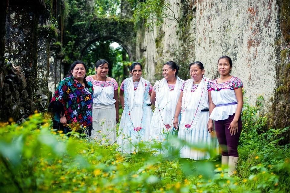 La diseñadora Claudia Toffano compartió esta foto de las artesanas textiles de Cuetzalan que colaboraron con ella.