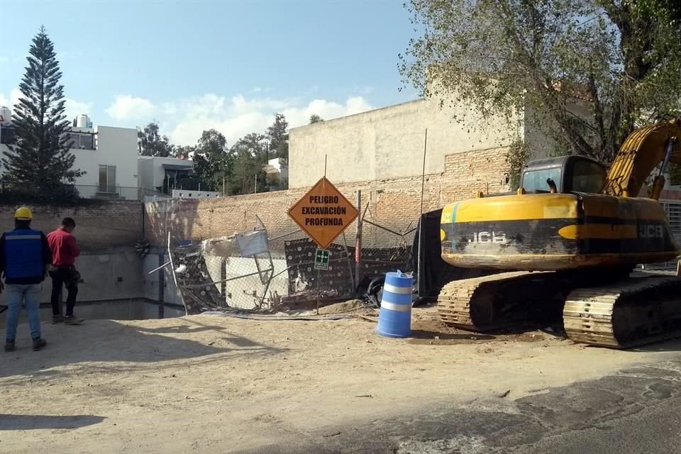 La obra inició hace 4 meses, actualmente hay excavación profunda y las máquinas 'comen' un carril de la Calle Altamira, en la Colonia Loma Blanca, en Zapopan.