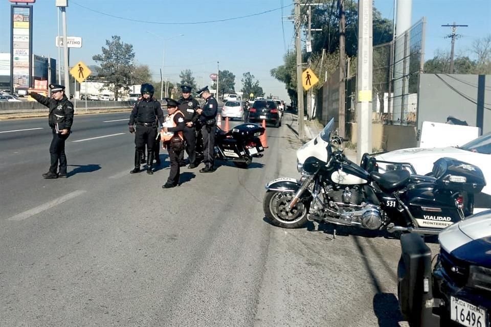 Con un radar, elementos de Tránsito de Monterrey implementaron un operativo en la Carretera Nacional, a la altura de Camino a las Caleras, para detener a conductores acelerados.