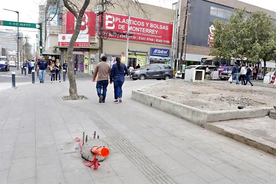 Cables y tubos sueltos quedan todavía en la acera ampliada en la Avenida Juárez.