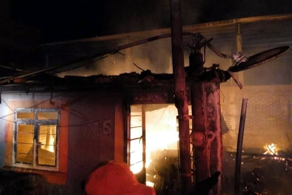 En el Fraccionamiento Camelinas, una casa fue directamente atacada con fuego, lo que provocó el incendio de otras dos.