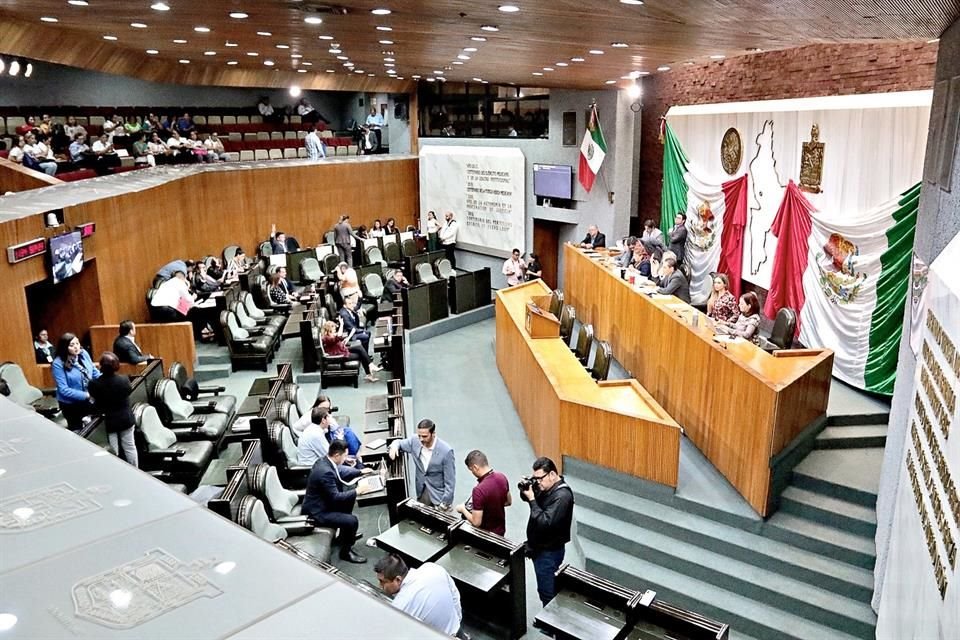 Aunque en septiembre, el Congreso acordó sancionar directamente al Gobernador Jaime Rodríguez por las broncofirmas, el 16 de diciembre difirió definir el castigo.