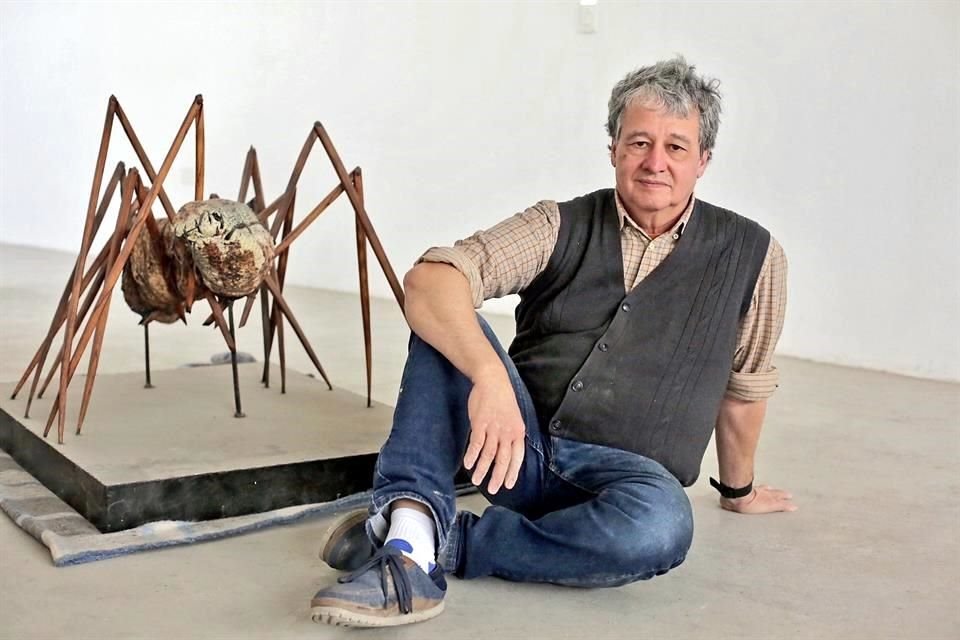 Desde niño moldeaba plastilina y tallaba madera, y aunque estudió Administración de Empresas, prefirió dedicar su vida a la escultura y a su enseñanza.