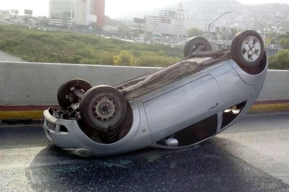 El accidente se registró cerca de las 9:30 horas en la gaza que une la Avenida Constitución para tomar Venustiano Carranza hacia el Túnel de la Loma Larga.