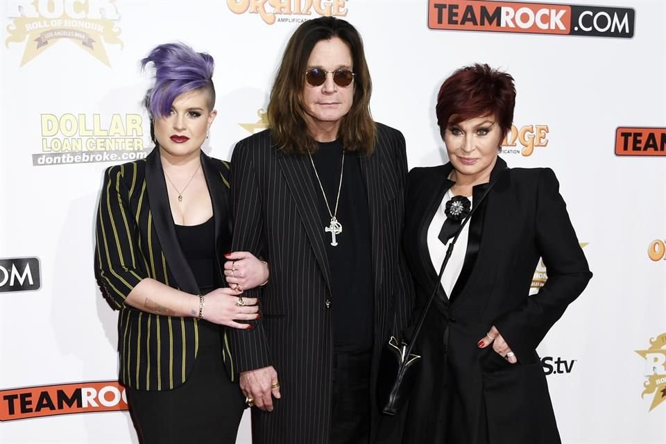 Kelly Osbourne, hija de Ozzy Osbourne, desmiente en sus redes sociales que su padre se encuentre al borde de la muerte.